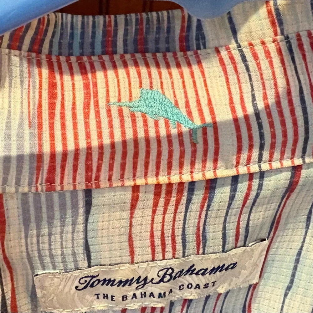 Tommy Bahama men’s performance Island zone camp shirt. Sharp blue/red stripes. - Picture 4 of 6